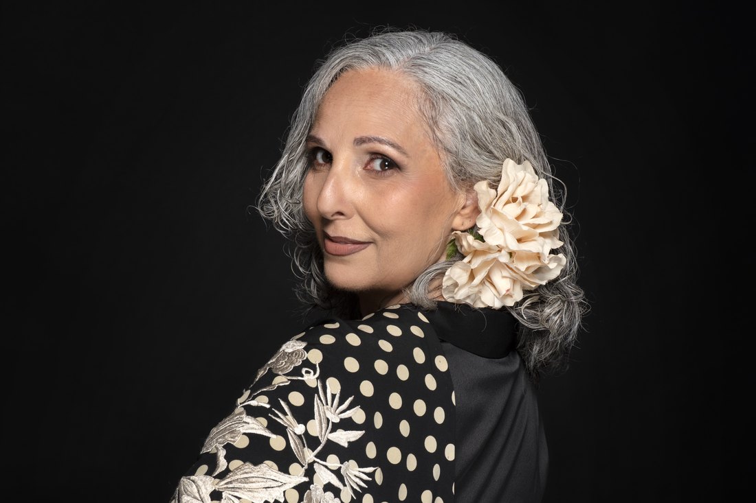 Retrato de Rocío Pozo con mantón de flecos y flor en el pelo